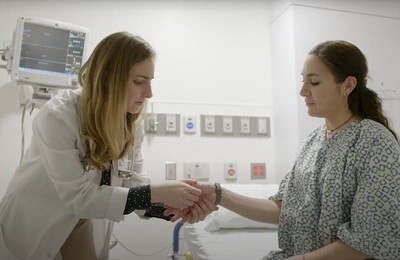 Кодирование Аквилонг в Шумихе Врач держит пациентку за руку