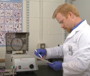 Клиника лечения наркозависимости в Шумихе Врач в кабинете клиники