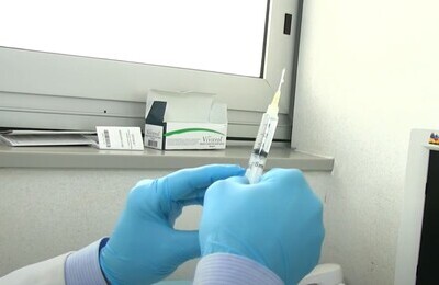 Проведение кодирования Вивитролом в Шумихе Шприц с Вивитролом в руках у врача